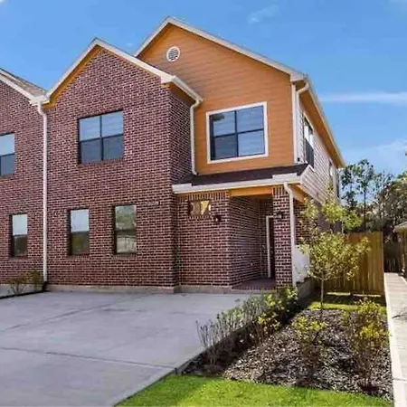 King Bed In Gated Community, 1300 Sqft Home